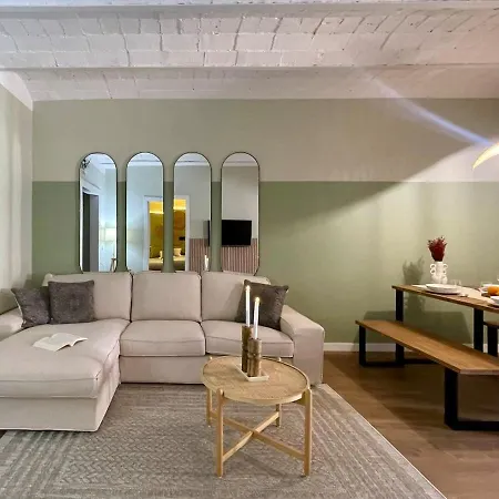 Plaza Catalunya Recently Renovated 5bd-4bth Apartment Barcelona