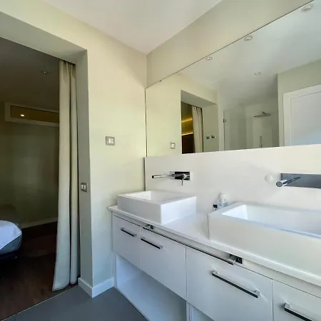 Plaza Catalunya Recently Renovated 5bd-4bth Apartment Barcelona