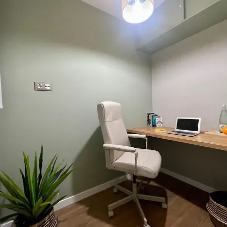 Plaza Catalunya Recently Renovated 5bd-4bth Apartment