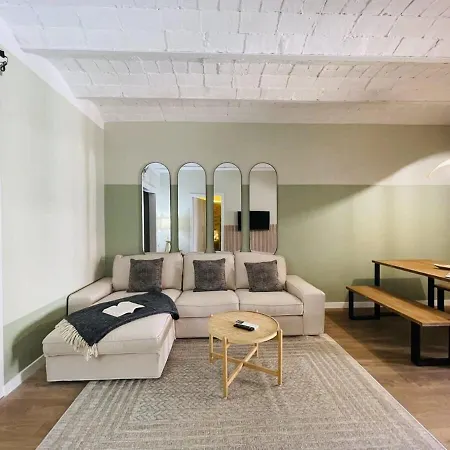 Plaza Catalunya Recently Renovated 5bd-4bth Apartment *
