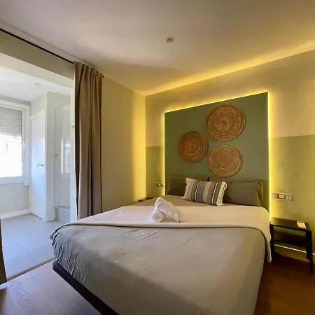 Apartment Plaza Catalunya Recently Renovated 5bd-4bth Barcelona