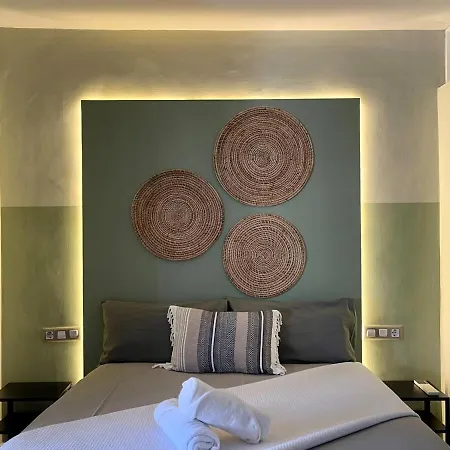 Plaza Catalunya Recently Renovated 5bd-4bth Apartment
