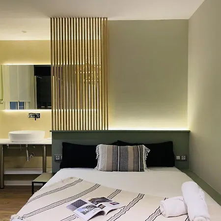 Plaza Catalunya Recently Renovated 5bd-4bth Apartment