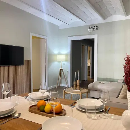 Plaza Catalunya Recently Renovated 5bd-4bth Apartment *